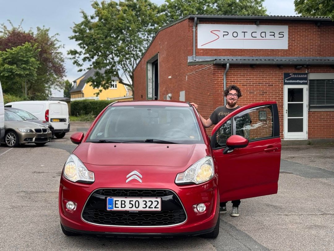 Glad kunde med sin nye bil fra Spotcars