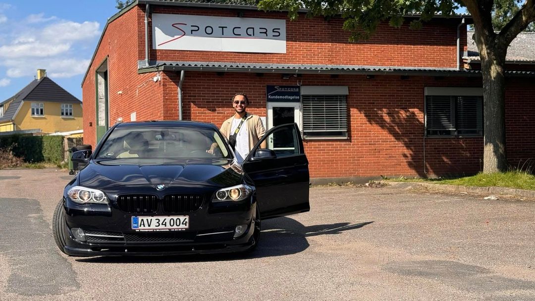 Kunde henter sin bil foran Spotcars i Sønderborg